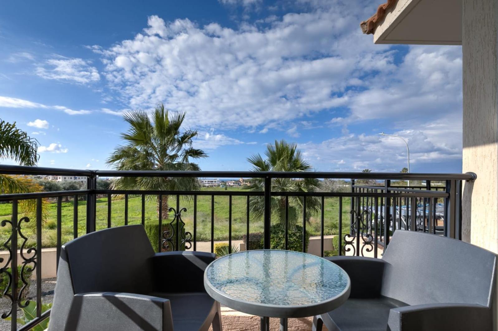 Sunny View - A Stunning Apartment With Private Rooftop Pafos Dış mekan fotoğraf
